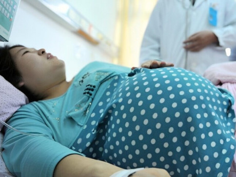 Bà bầu - Sinh con 7 năm bụng vẫn phình to như có bầu, đến viện chụp CT bác sĩ thở dài: "Sao không khám sớm hơn?"