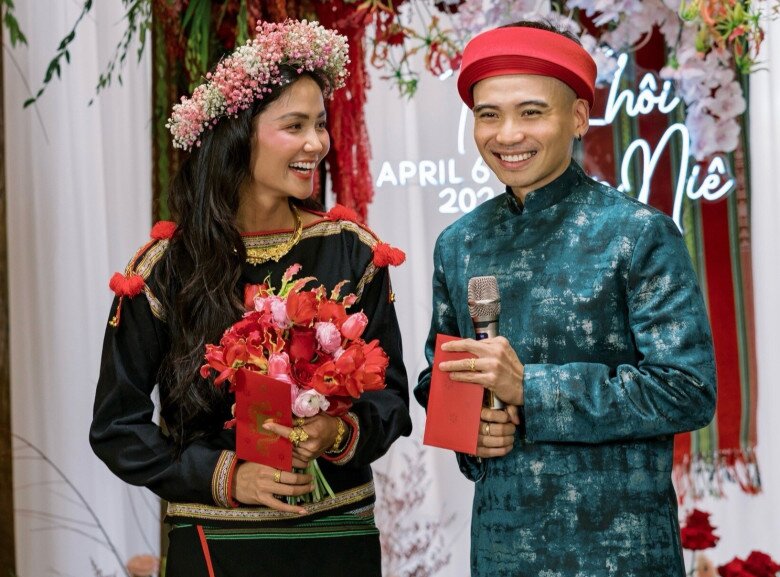 Hamp;#39;Hen Niê đi làm sau chưa đầy một tháng sinh con, có chi tiết không thay đổi so với hồi son rỗi - 8