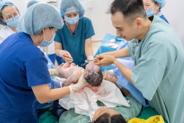 Khoảnh khắc sinh con gây xúc động của nàng hậu.