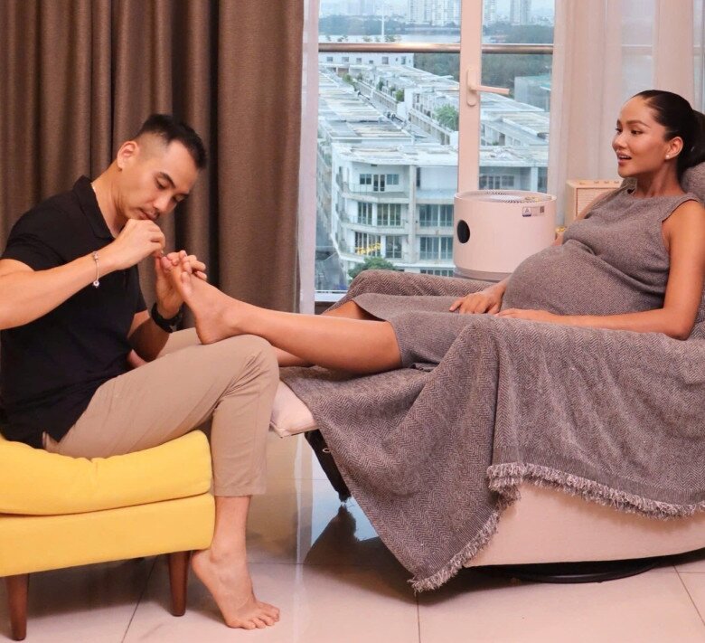 Chồng đồng hành cùng HHen Niê trong hành trình bầu bí.