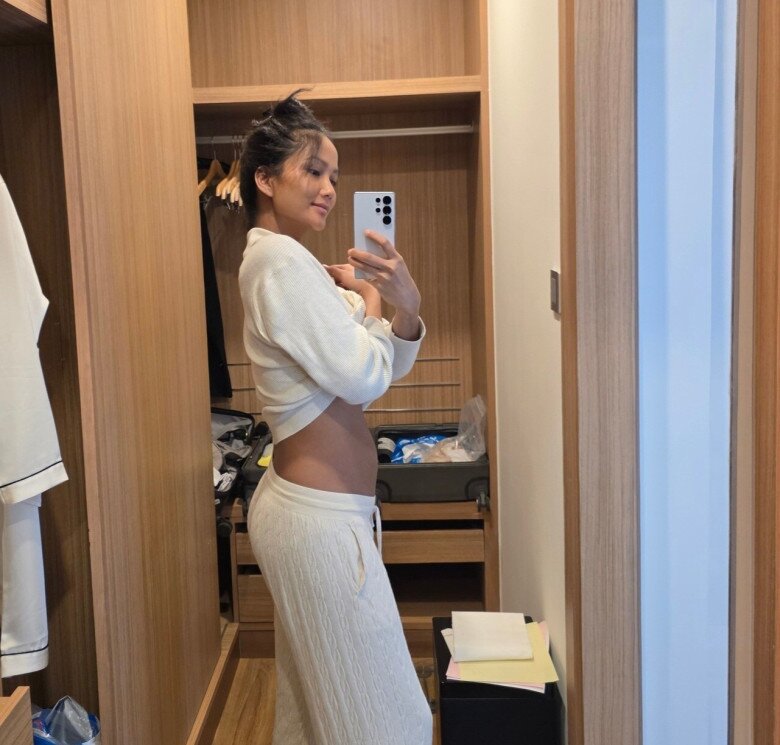 HHen Niê khoe eo thon chỉ sau vài ngày sinh con.