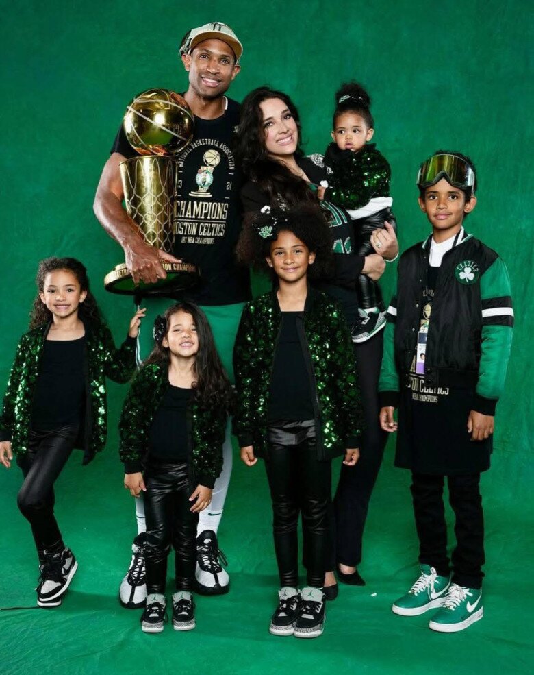 Các thiên thần nhỏ của cô và chồng cầu thủ đều có ngoại hình xinh xắn.