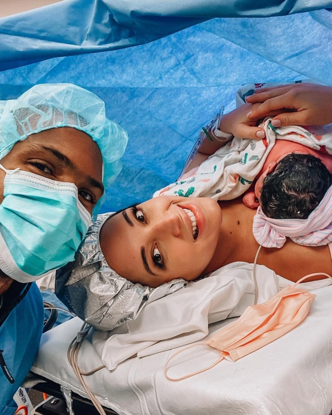 Dù bận rộn, chồng cầu thủ luôn có mặt trong phòng sinh cùng bà xã.