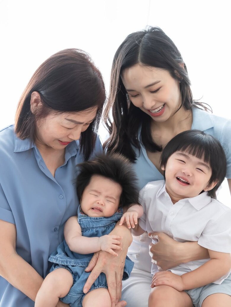 Từ cô gái đăng quang năm 19 tuổi, Tăng Thục Nhã giờ có tổ ấm viên mãn bên 2 bé con xinh xắn.