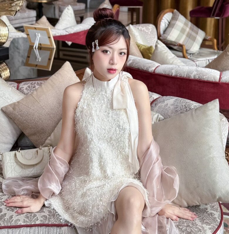 Phong cách ăn mặc vừa kín đáo vừa ngọt ngào, quyến rũ được bà bầu 10X theo đuổi.