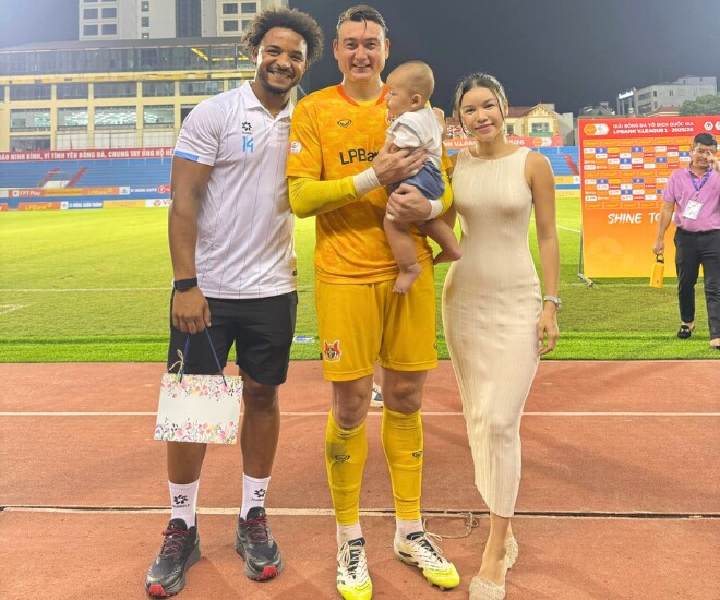 Yến Xuân bên Xuân Son và Văn Lâm, khoe đường cong chữ S sau sinh nở.