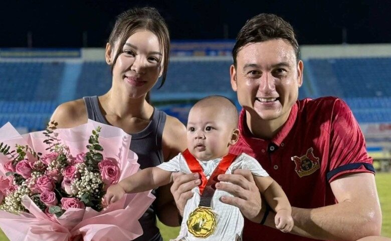 Trước đó, mẹ bỉm thường xuyên cùng con đến cổ vũ chồng thi đấu.