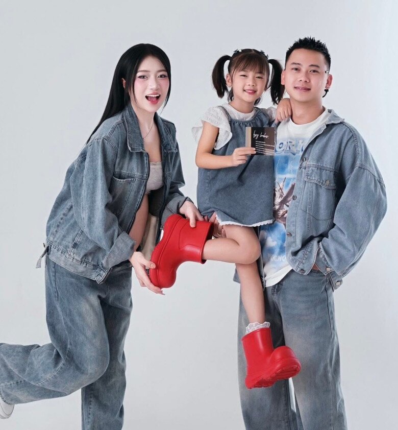 Bộ ảnh bầu khác Hạ Nhiên chụp cùng ông xã trước đó, bé gái xinh xắn bên cạnh được đồn đoán là con riêng của chồng.