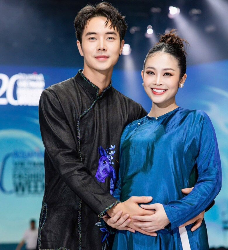 Chồng trẻ Đức Hiếu tháp tùng vợ đi sự kiện, đỡ đần việc nhà và phụ cô chăm con.