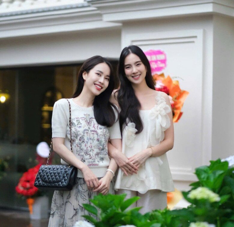 MC Mai Phương cùng đàn chị Mai Ngọc thường xuyên gặp gỡ trao đổi kinh nghiệm bỉm sữa.