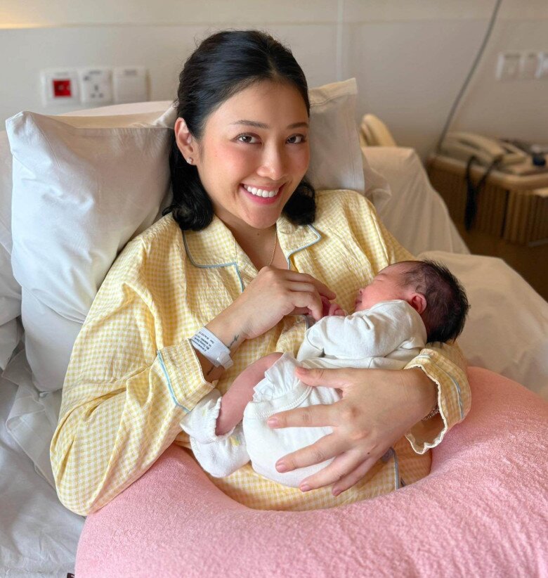 Mẹ bỉm đẹp rạng rỡ sau hành trình vượt cạn.