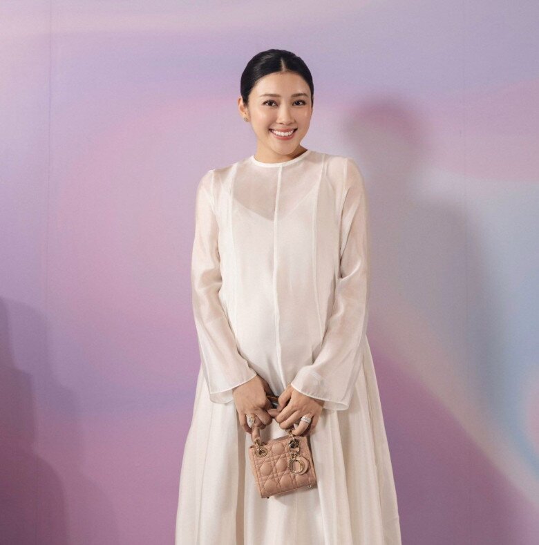 Vẻ ngoài xinh đẹp, gọn gàng của 9X khi bầu lần 2.