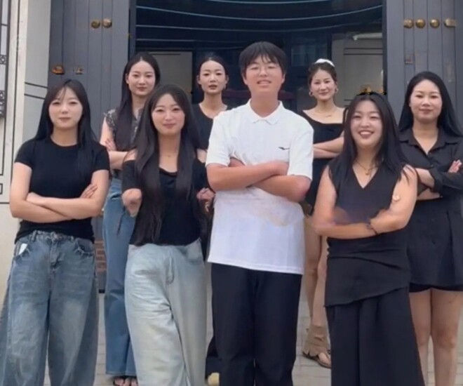 Gia tài 8 gái - 1 trai của bà mẹ Trung Quốc.