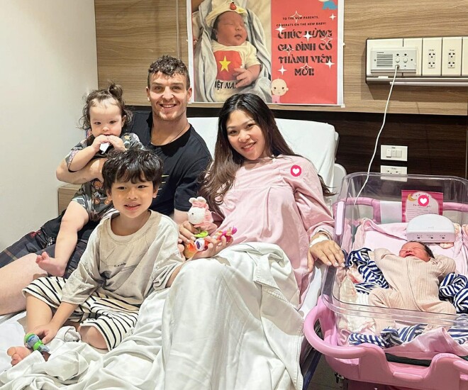 Một tháng sau sinh mổ lần 3, mẹ bỉm vẫn đi cứu trợ giữa dòng nước lũ: “Khi mình gieo yêu thương, con cũng sẽ học được cách yêu thương” - 1