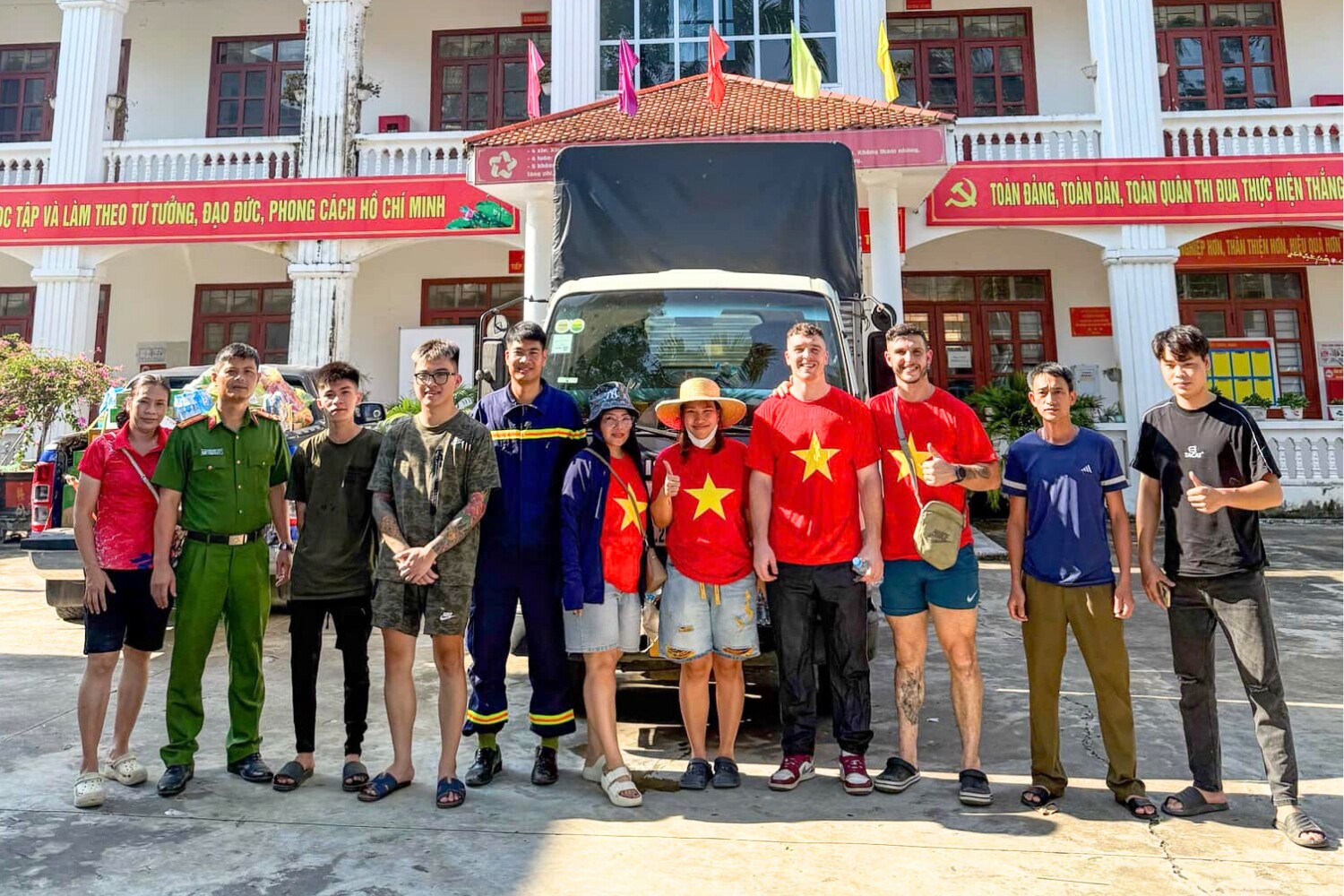 Một tháng sau sinh mổ lần 3, mẹ bỉm vẫn đi cứu trợ giữa dòng nước lũ: “Khi mình gieo yêu thương, con cũng sẽ học được cách yêu thương” - 6