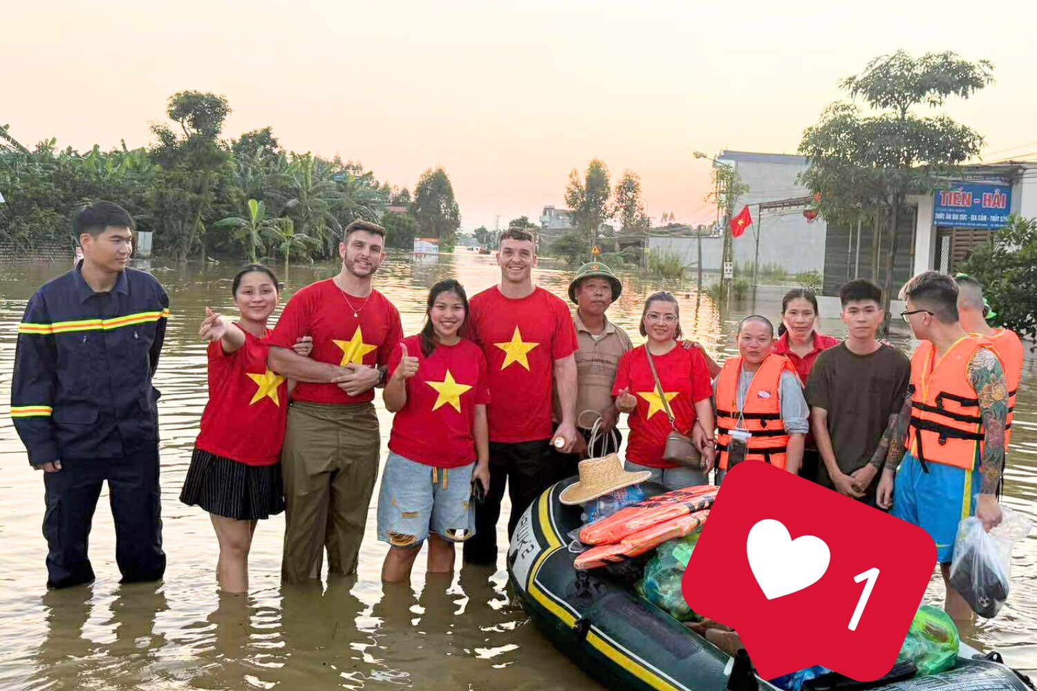 Chị My (thứ 4 từ trái sang) lội nước cứu trợ bà con vùng lũ.