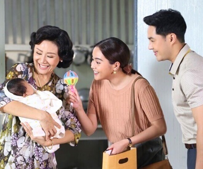 Mẹ chồng kề cạnh chăm con dâu ở cữ và cháu nội từng li từng tí - Ảnh minh hoạ.