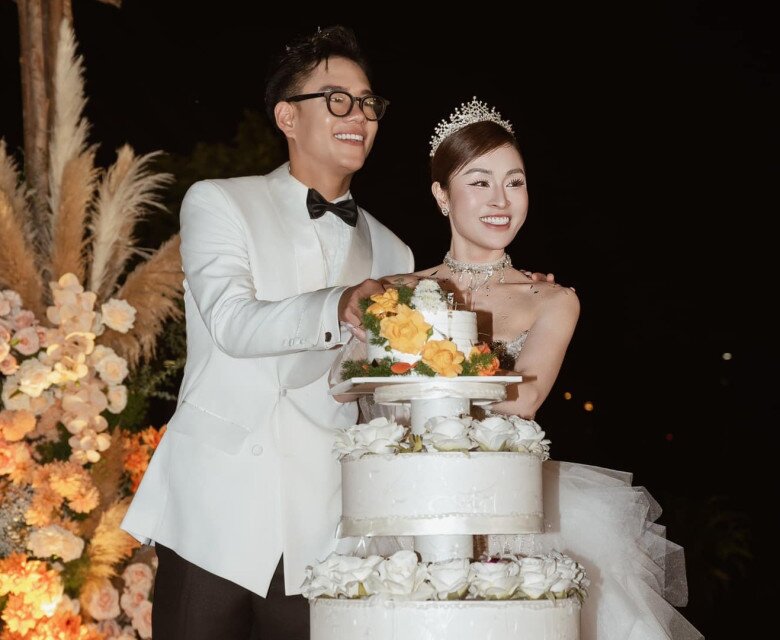 Minh Hoàng và vợ hơn 3 tuổi có thời gian chung sống 3 năm mới làm đám cưới.