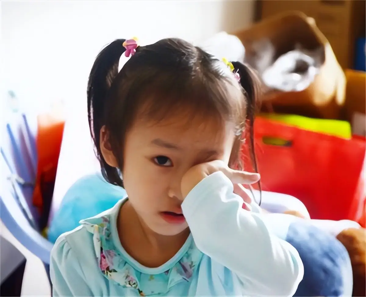 Người mẹ ngồi xe lăn sinh con không gây tê, 9 năm sau bé gái khiến cả xóm rưng rưng - 7