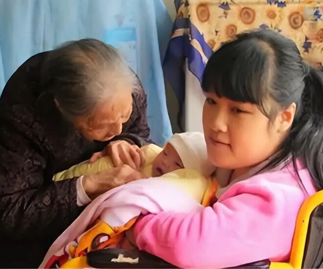 Chị Vương Văn Lạc bị bại não bẩm sinh, phải ngồi xe lăn.