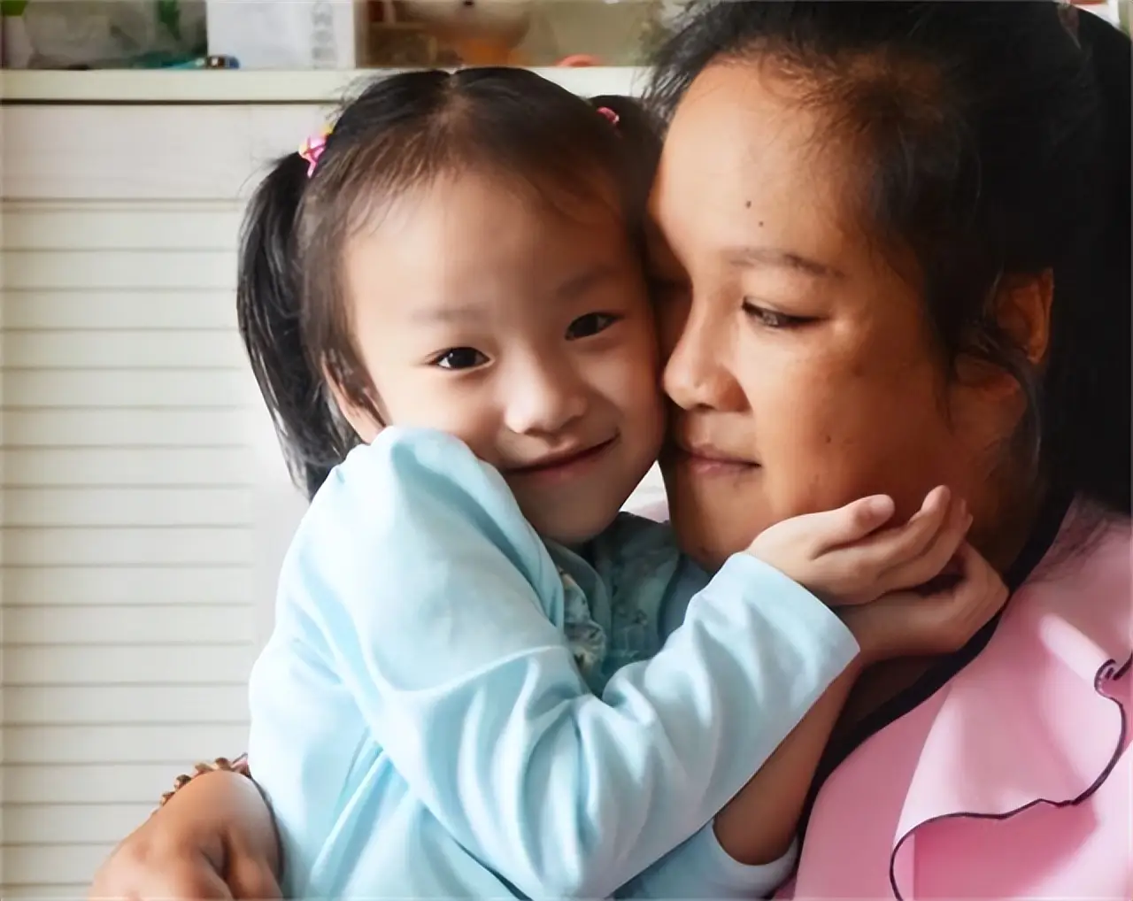 Người mẹ ngồi xe lăn sinh con không gây tê, 9 năm sau bé gái khiến cả xóm rưng rưng - 6