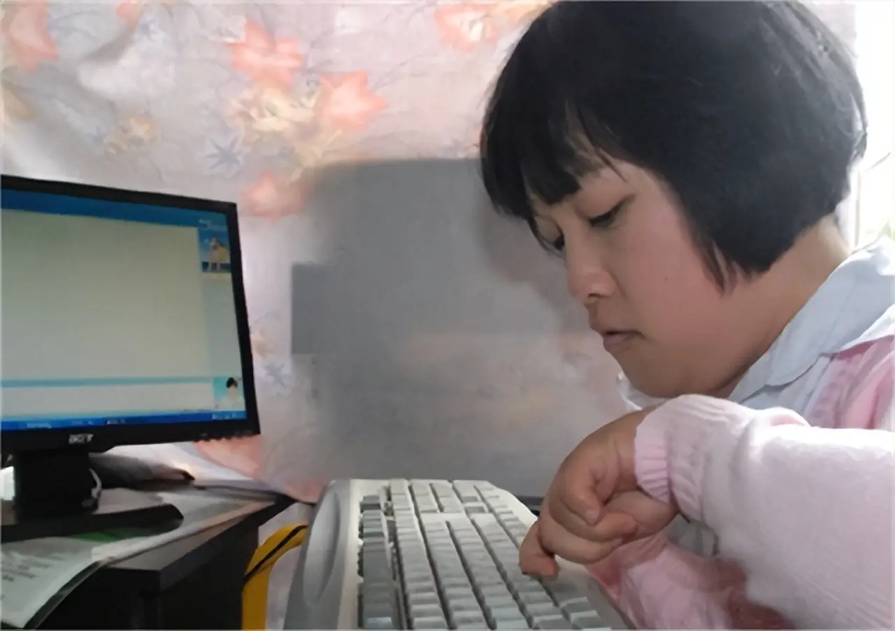 Người mẹ ngồi xe lăn sinh con không gây tê, 9 năm sau bé gái khiến cả xóm rưng rưng - 2