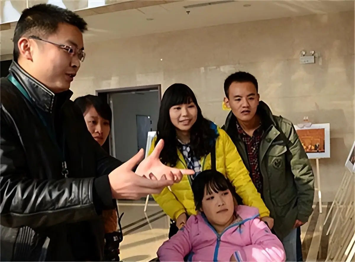 Người mẹ trông đợi một ngày được nhìn thấy con gái mặc váy cưới.