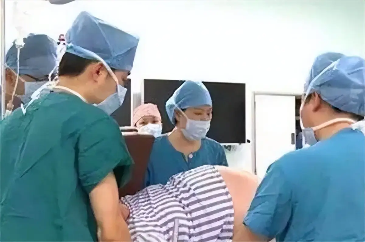 Người mẹ ngồi xe lăn sinh con không gây tê, 9 năm sau bé gái khiến cả xóm rưng rưng - 4