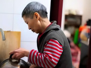 Bà bầu - Làm IVF sinh đôi sau cái chết của con gái đầu lòng, người dì U70 làm 7 công việc cùng lúc để có tiền nuôi con