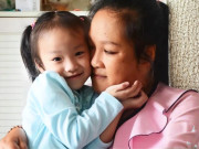 Bà bầu - Người mẹ ngồi xe lăn sinh con không gây tê, 9 năm sau bé gái khiến cả xóm rưng rưng