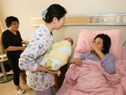 Bà bầu - Sinh đôi 1 trai 1 gái được mẹ chồng "thưởng nóng" 3 tỷ đồng, sản phụ 28 tuổi bức xúc ném tiền vào thùng rác