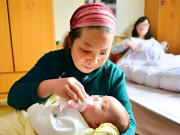 Bà bầu - Vượt cạn thành công được bố mẹ chồng tặng bao lì xì, sau khi mở ra, cô gái tức giận đi đổi họ cho con