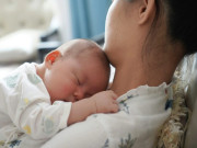 Bà bầu - Sản phụ bụng sưng phù sau ca mổ đẻ, bác sĩ lấy ra “vật thể lạ” bị bỏ quên suốt 50 ngày