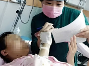 Bà bầu - Nhập viện chuẩn bị đẻ, sản phụ câm điếc giấu chồng đưa bác sĩ một mảnh giấy khiến ê-kíp bật khóc