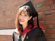 Bà bầu - Có bầu lúc đang đi học, gái xinh bế bụng học trở thành thạc sĩ trẻ nhất ĐH Harvard, con gái lai cùng mẹ tốt nghiệp