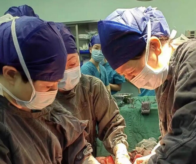 Bác sĩ phẫu thuật bóc tách khối u đường kính 15cm cho sản phụ 31 tuổi.