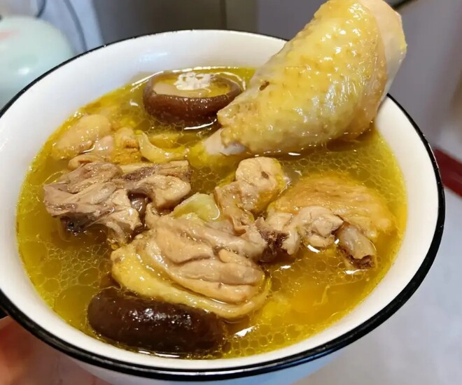 Sau sinh, bên cạnh các món ăn dinh dưỡng, nhiều chị em rơi vào tình huống thèm ăn bất chợt - Ảnh minh hoạ.