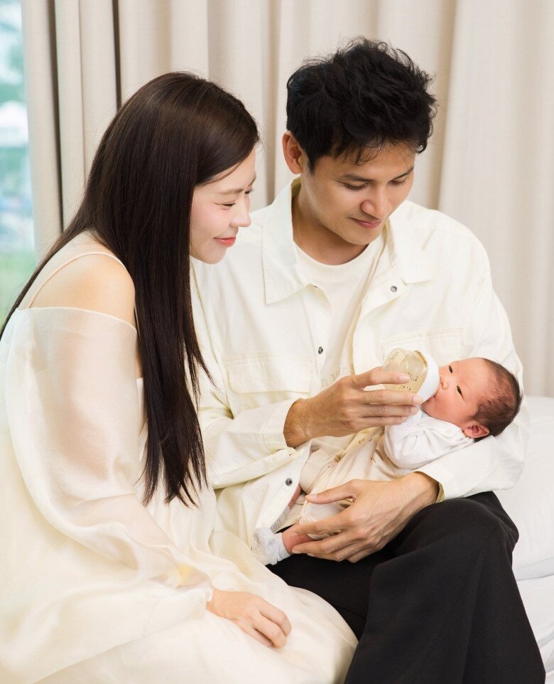 Diễn viên Anh Tài phụ vợ chăm sóc con trai mới sinh.