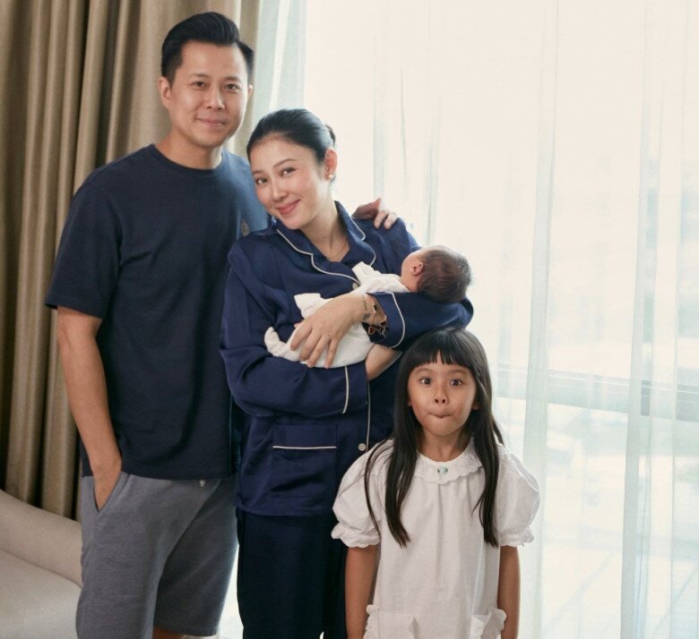 Chồng Việt kiều và con gái lớn đỡ đần nữ MC chăm sóc bé nhỏ.