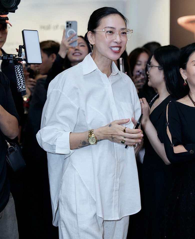 Mẹ bỉm tái xuất showbiz sau sinh với vẻ ngoài trẻ trung, rạng rỡ.