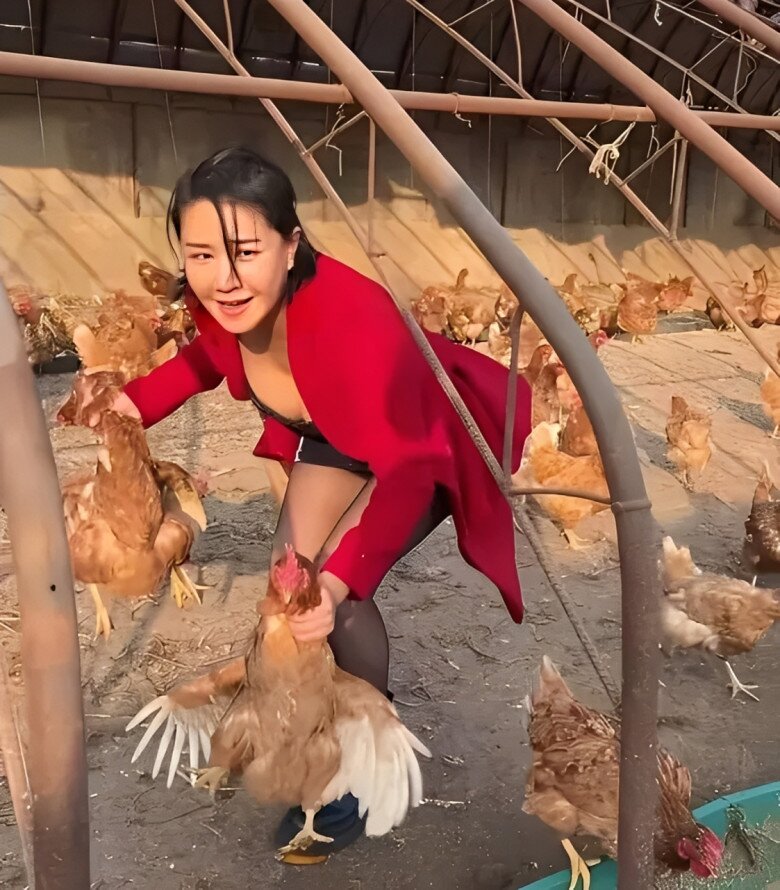 Bà bầu 8X vừa chia sẻ vlog nuôi gà ở quê, dù trong hoàn cảnh nào, nhan sắc cô vẫn rất nổi bật.