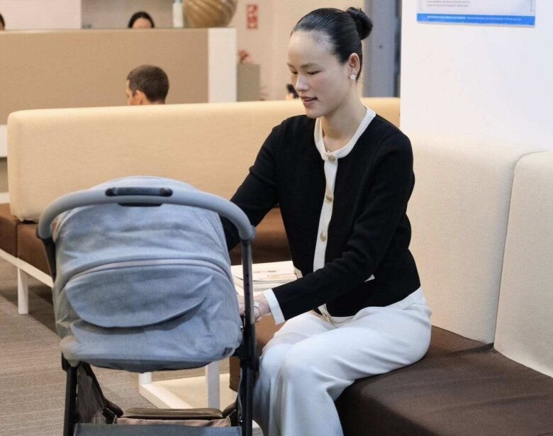 Tuyết Lan tươi tắn bế con đi khám hậu sản, ái nữ mới 1 tháng tuổi đã được sở hữu chiếc thẻ quyền lực - 3