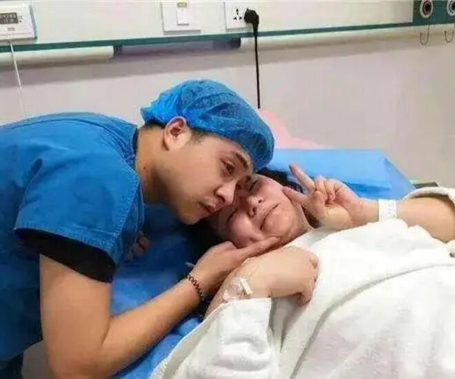 A Phong xuất hiện như một người hùng, che chở cho Xảo Tuyết - Ảnh minh hoạ.