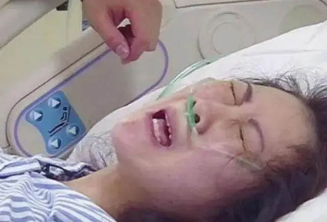 Nhập viện chuẩn bị đẻ, sản phụ câm điếc giấu chồng đưa bác sĩ một mảnh giấy khiến ê-kíp bật khóc - 2