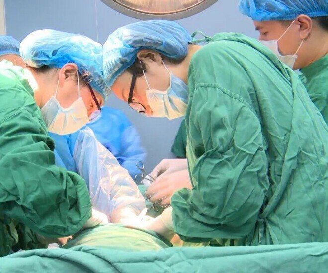 Ca phẫu thuật diễn ra thuận lợi, khối u khủng được loại bỏ và thai nhi vẫn an toàn.