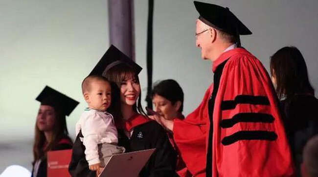 9X bế con nhận bằng tốt nghiệp với vẻ ngoài rạng rỡ.