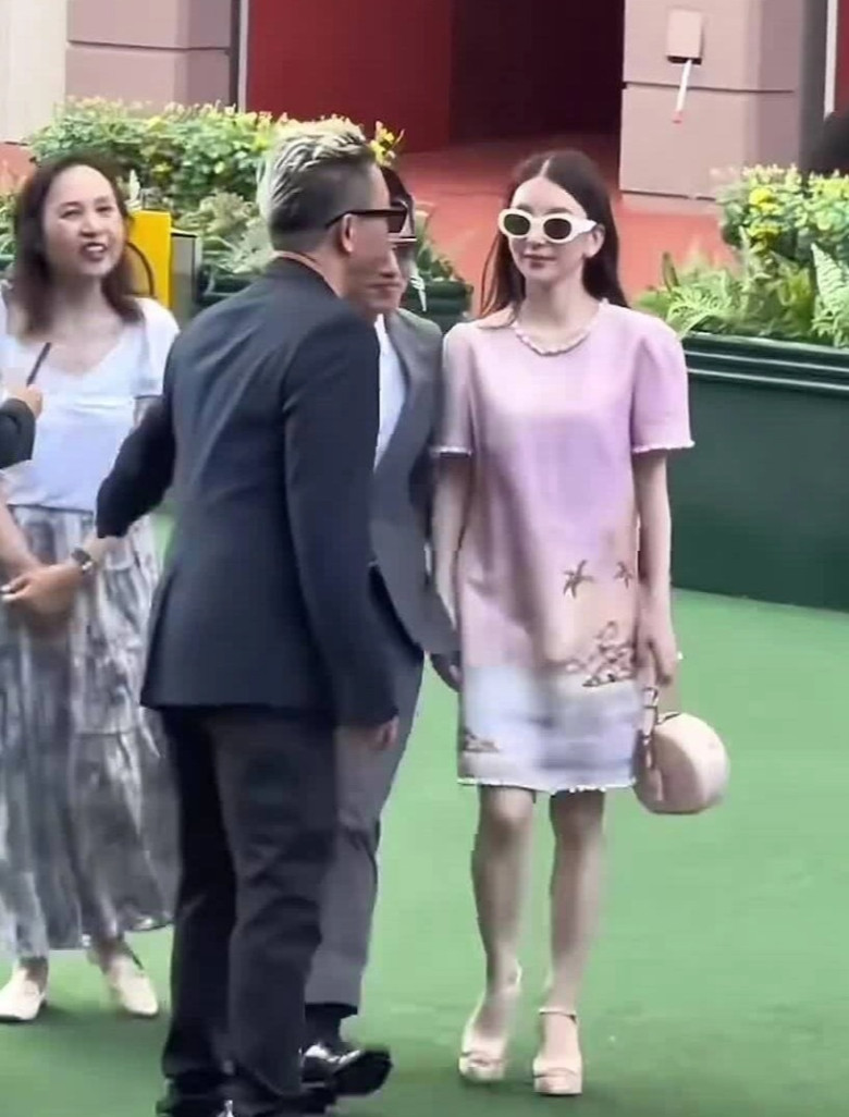 Phu nhân hào môn bầu lần 3 vẫn thon gọn bất ngờ.