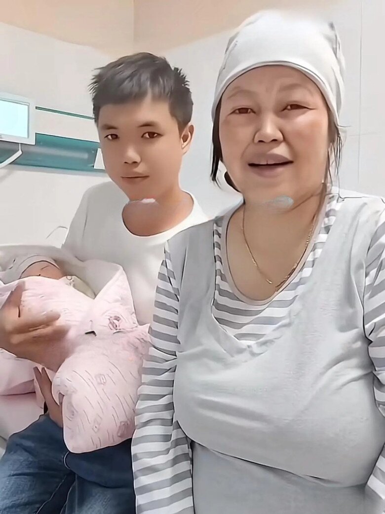 Cặp vợ chồng lệch tuổi vừa đón 1 bé trai đáng yêu.