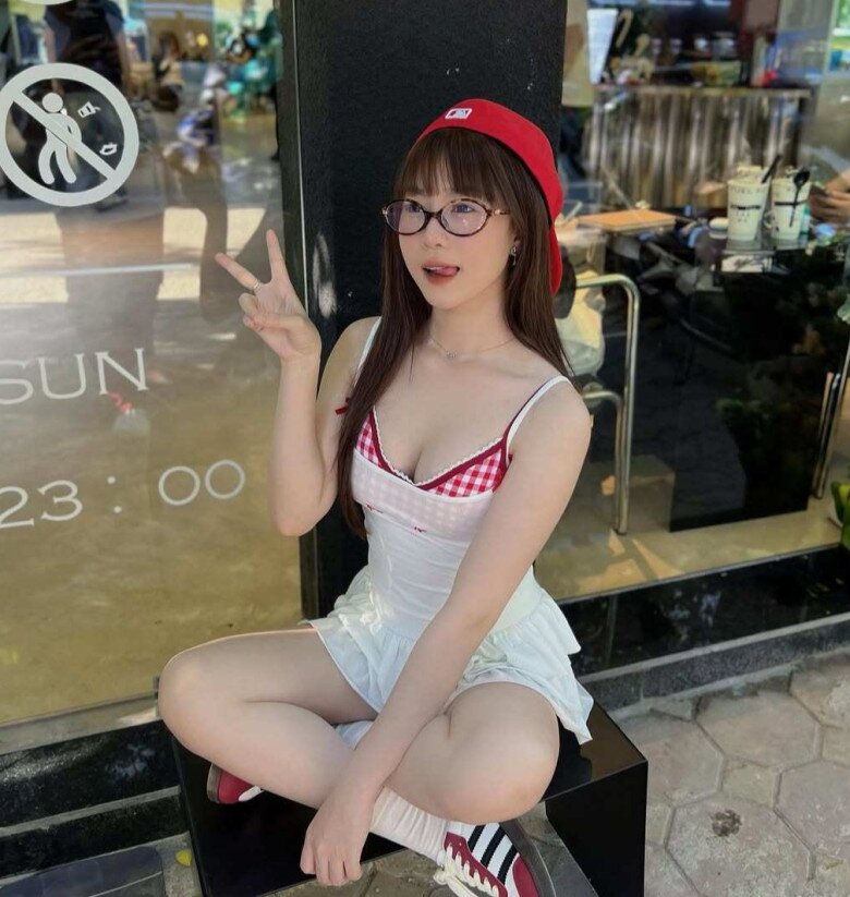 Sắc vóc quyến rũ cùng gương mặt búng ra sữa của mẹ hai con.