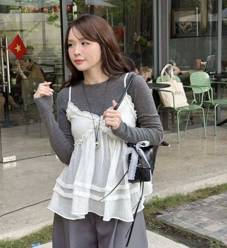 Ở những lần xuất hiện gần đây, hot girl 9X cũng chọn trang phục rộng rãi che dáng.